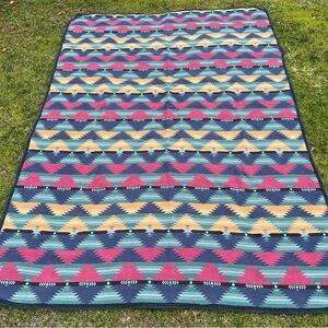 VTG Beacon Southwestern Aztec Woven Reversible Blanket Cabin Camping 64x91 READ